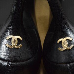 VGC CHANEL Black Cap Toe Heels Pumps Size 35 M 5 M CC Logo Mid Kitten Heel Gold